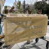 Sul suo carretto�mobile, nonch� �vetrina� del salentino, troviamo creazioni�composte da materiale�riciclato o rilevato in natura: si va dal vaso in pietra leccese�rinvenuta tra gli scarti rocciosi dei minatori della Cava di Cursi,�alle piante grasse che lo abitano, raccolte da Gianpiero direttamente da campagne, prati e paesaggi rurali